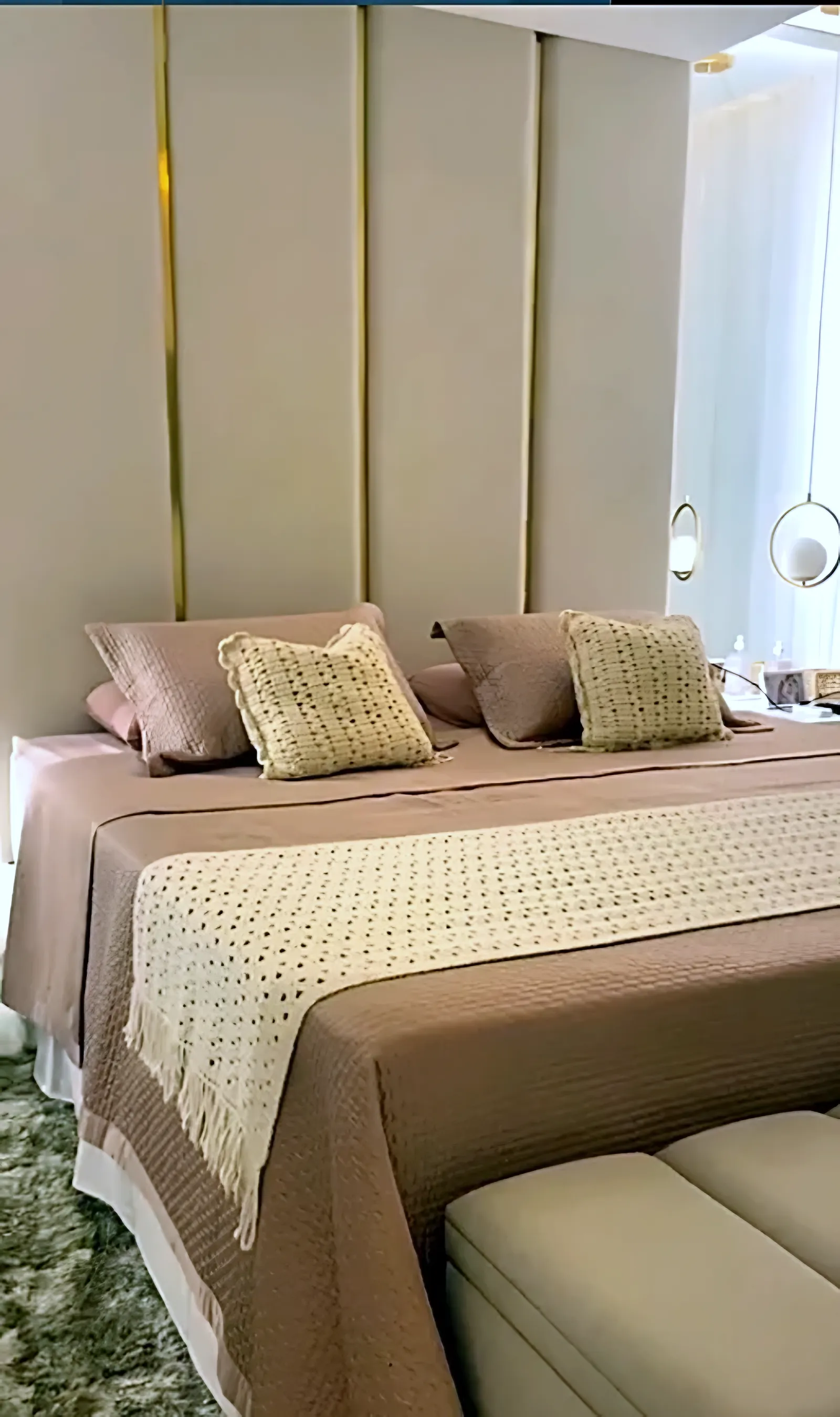 Cabeceira estofada canelada com frisos dourados em quarto de casal em tons de rosê, em Feira de Santana