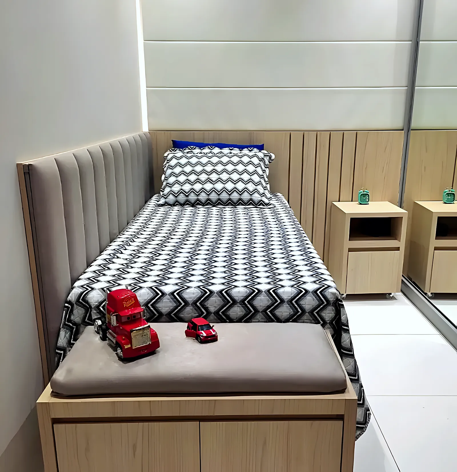 Cabeceira estofada canelada em cama de solteiro de quarto infantil, em Lauro de Freitas