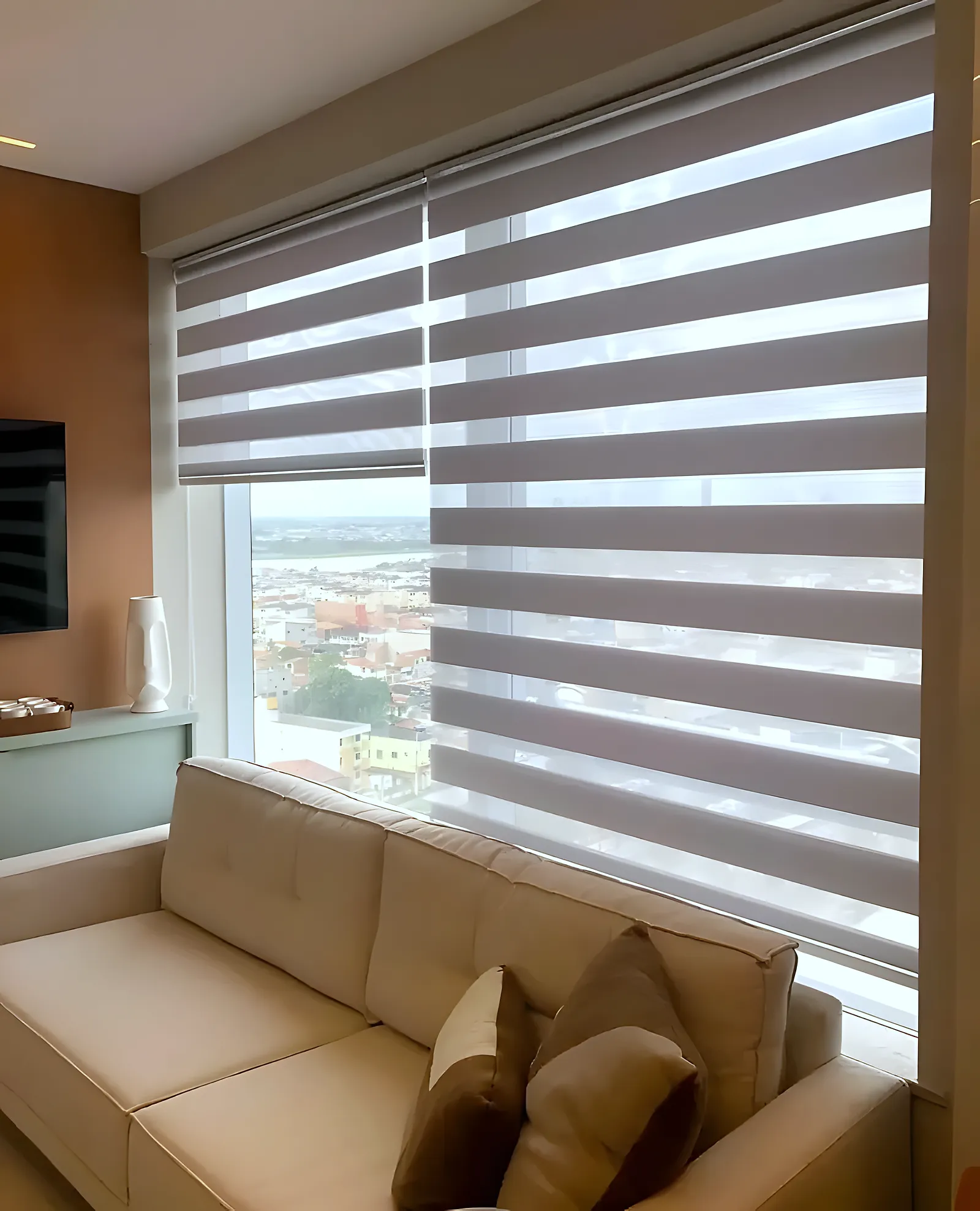 Persiana double vision em sala de estar de apartamento no Papagaio, em Feira de Santana