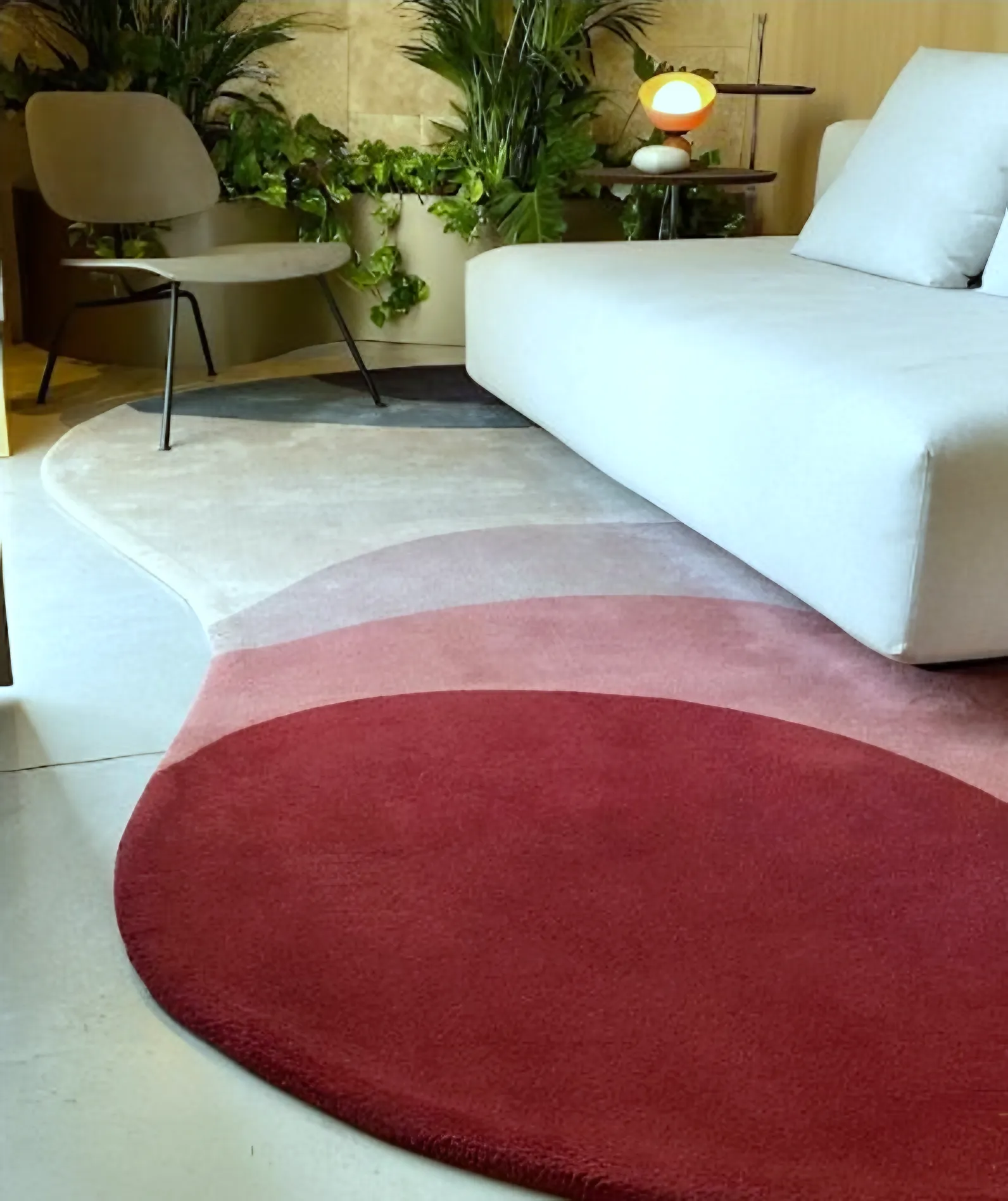 Tapete orgânico em degradê de vermelho e rosa sob o sofá na sala de estar, no Litoral Norte da Bahia