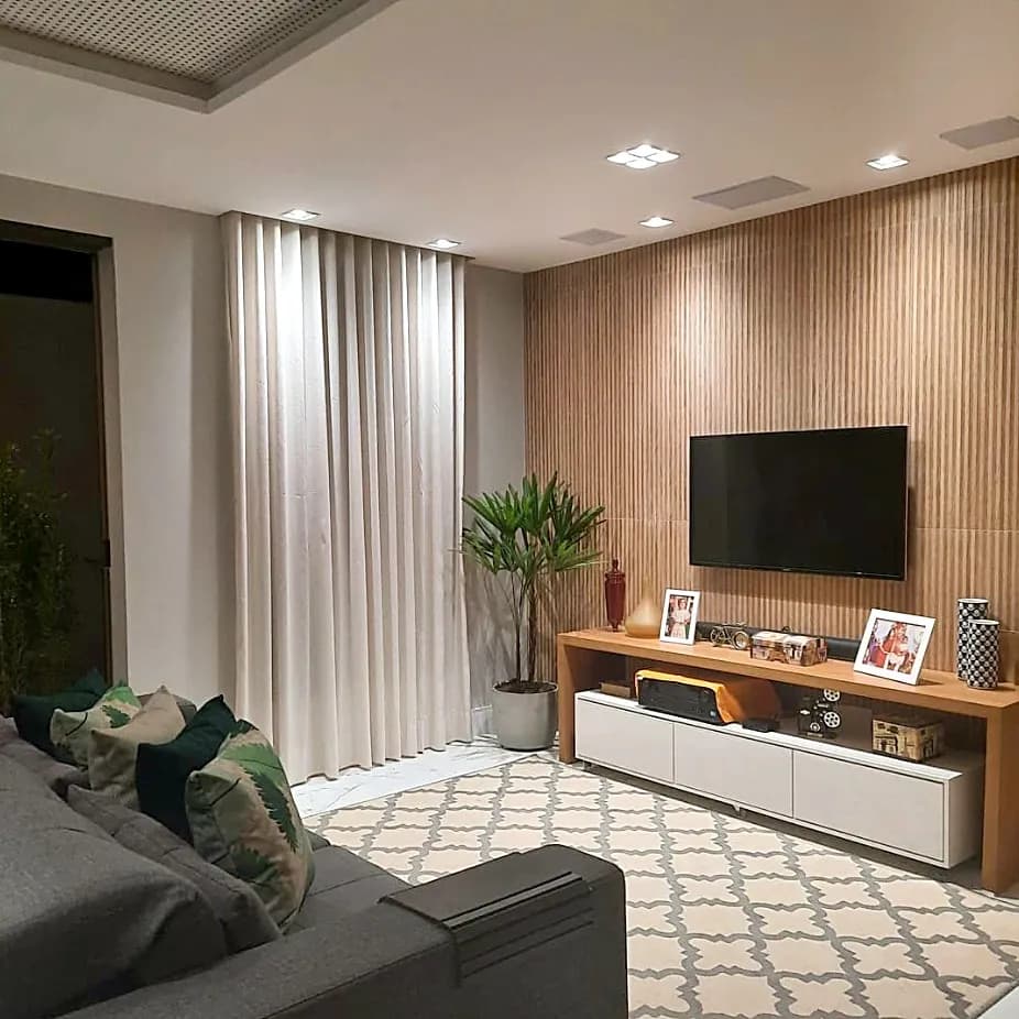 Cortina de linho branca com prega macho na sala de TV com painel ripado, no SIM, em Feira de Santana