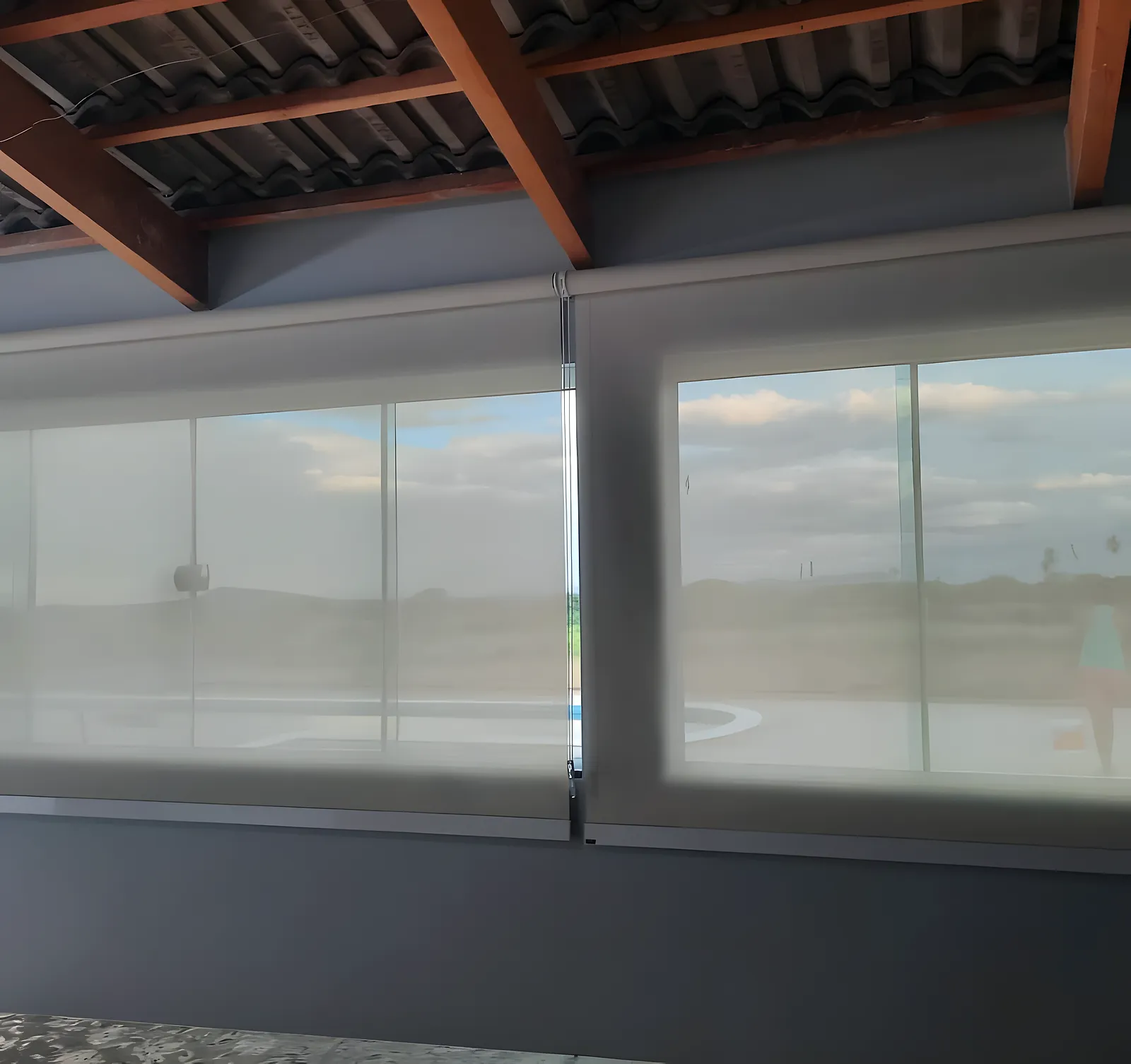 Persianas rolô tela solar na varanda com vista para a piscina, filtrando o sol, em Feira de Santana